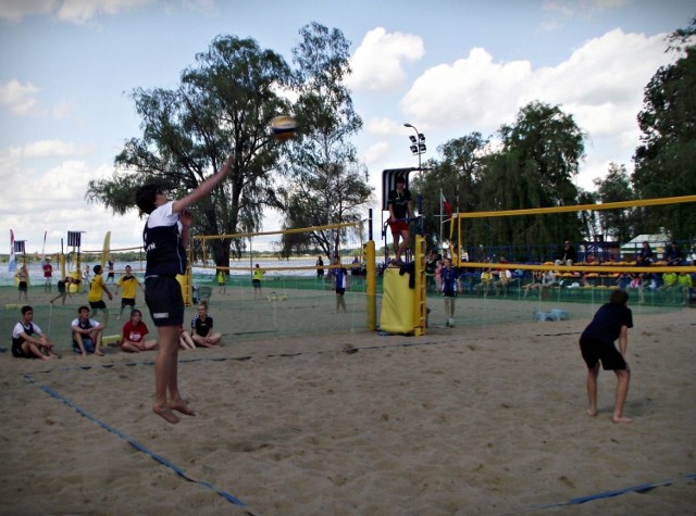 W środę 22 maja na plaży miejskiej  w zbąszyńskich &quot;Łazienkach&quot; odbyły się Mistrzostwa Powiatu Gimnazj&oacute;w w Siatk&oacute;wce Plażowej. 
Fot. Dorota Michalczak