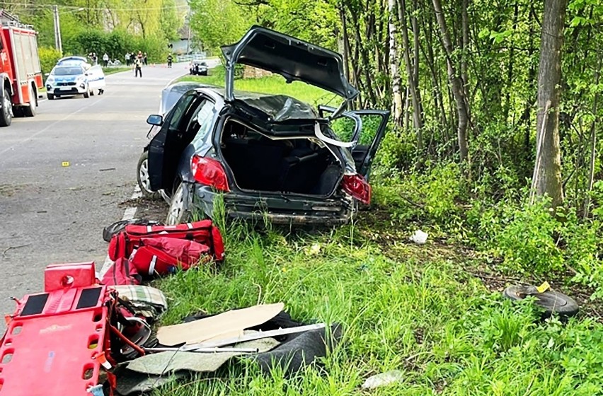 W Szczyrzycu auto uderzyło w drzewo i dachowało. Rannego zabrał śmigłowiec LPR [ZDJĘCIA]