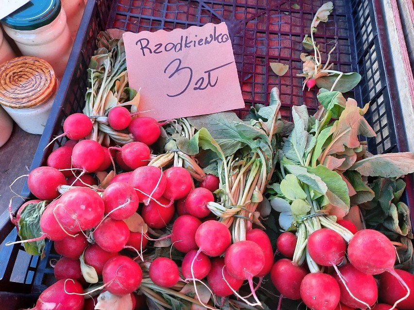 Wiosna na targowisku w Radomsku. "Drogo to dopiero będzie" - mówią sprzedawcy. CENY owoców, warzyw, sadzonek