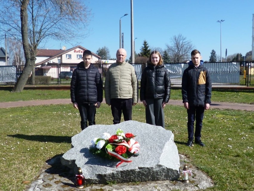 Krasnystaw. Uczniowie Publicznej Szkoły Podstawowej nr 5 uczcili pamięć żołnierzy poległych w Katyniu