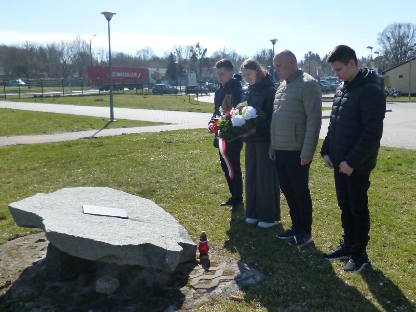 Krasnystaw. Uczniowie Publicznej Szkoły Podstawowej nr 5 uczcili pamięć żołnierzy poległych w Katyniu