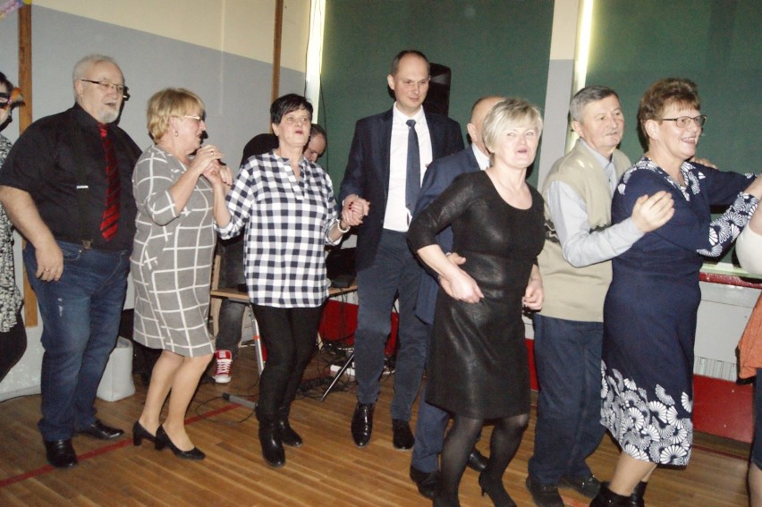 Szkoła Podstawowa w Bielawach zorganizowała fantastyczną zabawę karnawałową dla seniorów! [ZDJĘCIA]
