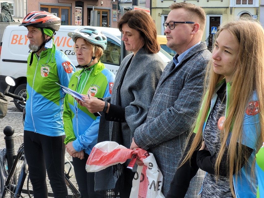 Rok generała Józefa Rufina Wybickiego w Śremie. Rowerzyści KTR "Śremianie" wyruszyli z pocztą rowerową do Będomina