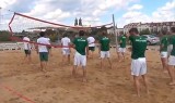 Piłkarze Warty Poznań grali w siatkonogę na plaży miejskiej [WIDEO]