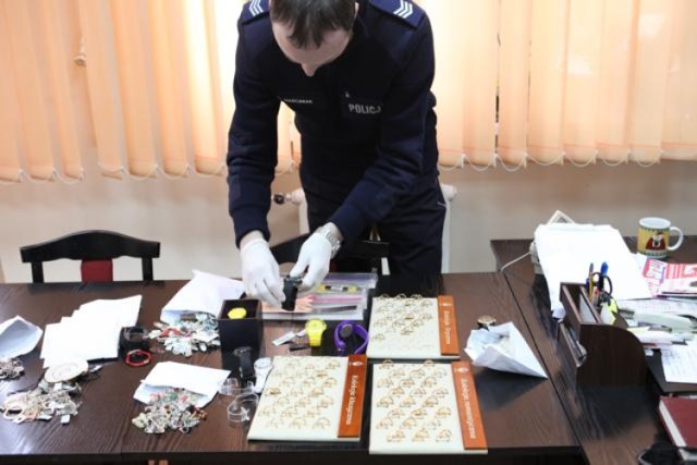 Policjanci odzyskali biżuterię o wartości 40 tys. zł