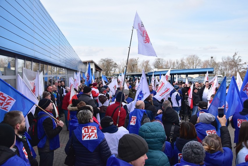 Pod bramą kwidzyńskiego zakładu IP protestowali związkowcy z...