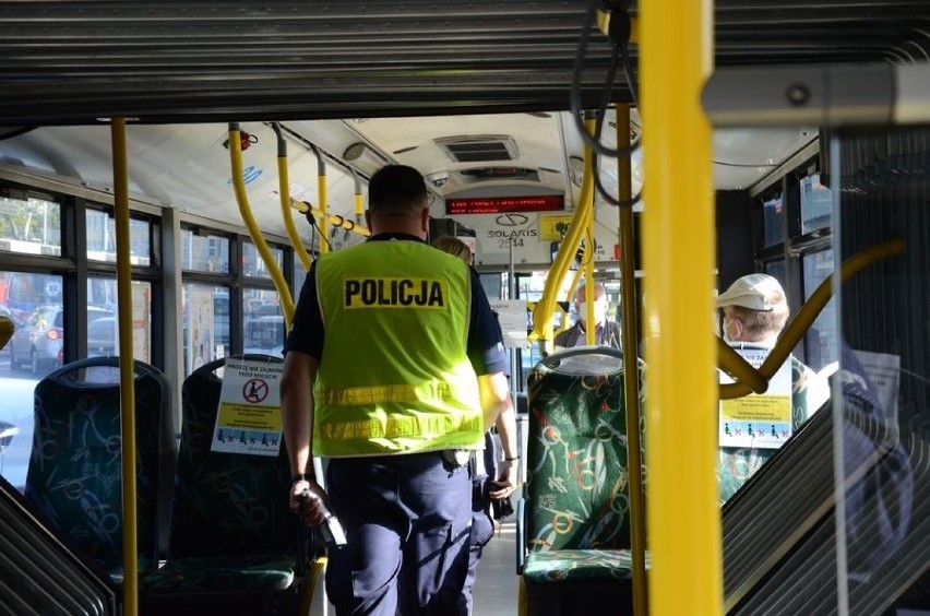 Gdańscy policjanci prowadzą kontrole m.in w sklepach i...