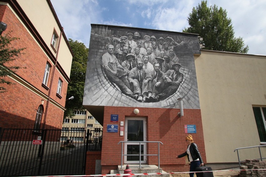 Mural powstał z okazji 90. urodzin zakładu