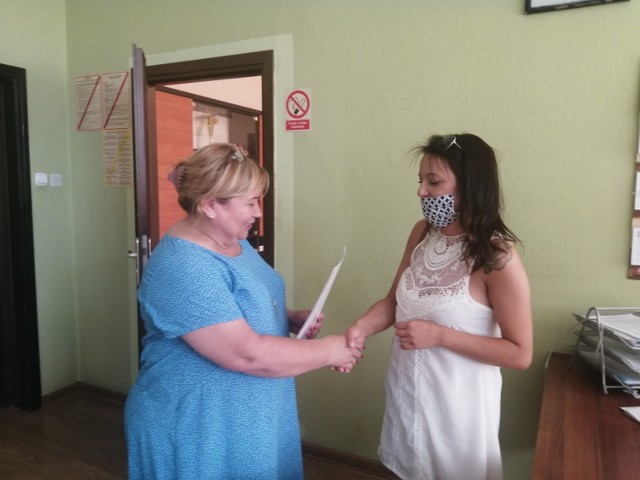 Alicja Szatan dyrektor Zespołu Szkół Centrum Kształcenia Rolniczego w Sandomierzu -  Mokoszynie gratuluje zdanej matury jednej z uczennic.