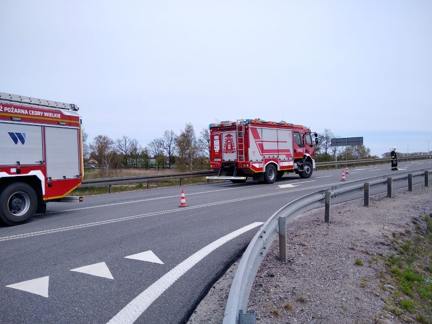 Groźne zderzenie dwóch samochodów osobowych przy wjeździe na S7 w Cedrach Małych (powiat gdański)! ZDJĘCIA [06.05.2023 r.]