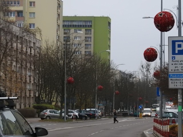 Niebawem Białystok na nowo rozbłyśnie światłem tysięcy świątecznych lampek.

Na ulicach Białegostoku zaczęły się pojawiać pierwsze ozdoby świąteczne i dekoracje świetlne. Latarnie przy ulicy Skłodowskiej - Curie zdobią duże czerwone bombki, a przy Rynku Kościuszki i Suraskiej pojawiły się złoto-srebrne stroiki. Rozpoczęły się również prace dekoracyjne ulicy Lipowej, w najbliższych dniach drzewa zostaną oplecione białymi łańcuchami LED-owymi.