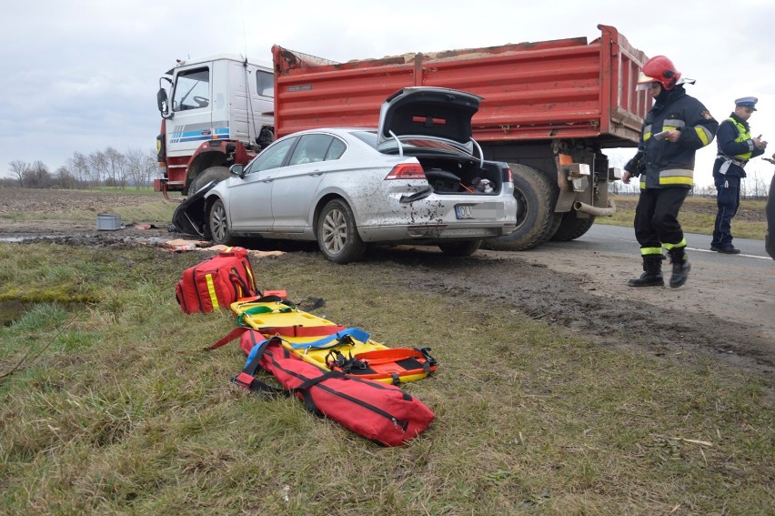 Wypadek na trasie Głogów - Orsk. Volkswagen wbił się w zbiornik paliwa ciężarówki [ZDJĘCIA]