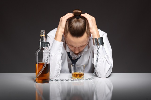 Zgodnie z powszechnie uznanym stereotypem alkoholizm dotyka przede wszystkim mężczyzn. Ale kobiety też się uzależniają, również od wysokoprocentowych trunków