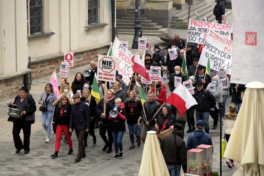 Mieszkańcy gminy Chełm protestowali w Lublinie przeciwko przyłączeniu sołectw do miasta Chełm. Zobacz zdjęcia i wideo