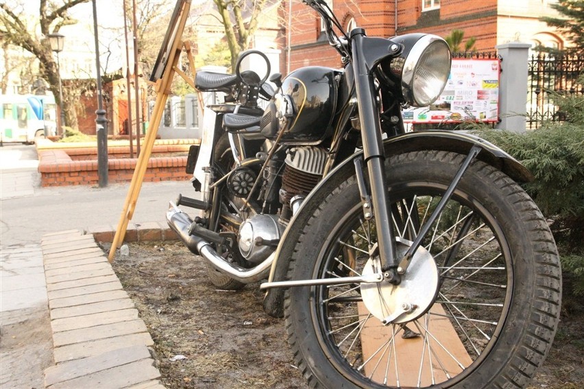 ClassiC Gniezno: Wystawa zabytkowych motocykli w MOKu - Sokół, Junak, DKW, WSK i Ryś