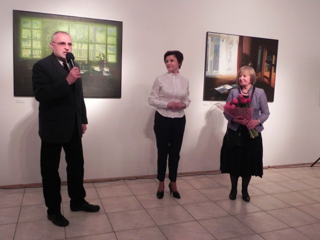 Profesor Adam Wsiołkowski, Jolanta Chwałek i Ewa Żelewska - Wsiołkowska podczas otwarcia wystawy w ostrowieckim BWA.