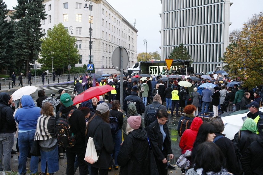 Protest "Jesień Średniowiecza" w Warszawie. Przed Sejmem...