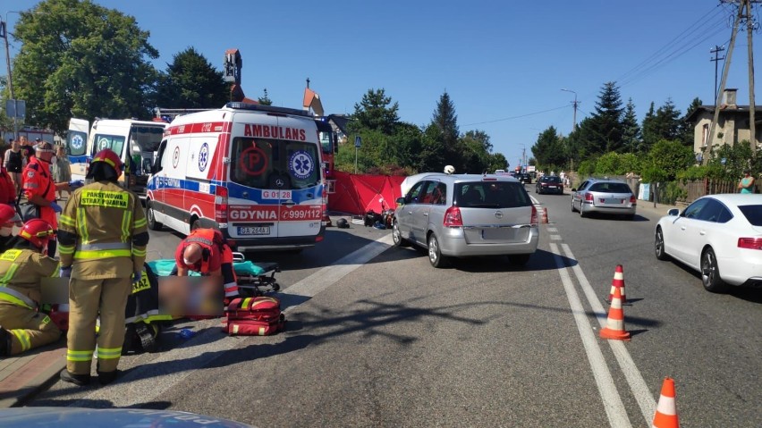 Wypadek w Pierwoszynie. Turysta z powiatu starogardzkiego kontra motor. Dwaj ranni z motocykla trafili do szpitala | ZDJĘCIA