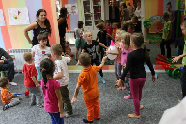 Tym razem Mama, Tata i Ty zamieni się w Klub Myszki Miki. Podczas popołudnia z moim bohaterem dzieci spotkają się z  Kaczorem Donaldem, Goofym, Psem Pluto oraz oczywiście Myszką Miki. Zajęcia są przeznaczone dla dzieci w wieku przedszkolnym. Obowiązują zapisy: 721-220-880.

6.11 (piątek), godz. 17.30
Mama, Tata i Ty, ul. Twarda 64
Wstęp 15 zł

Zobacz także: Kevin sam w domu. Tym razem już nie tylko na małym ekranie
Zobacz także: mprezy w Warszawie. Najciekawsze wydarzenia weekendu 6-8 listopada [PRZEGLĄD]