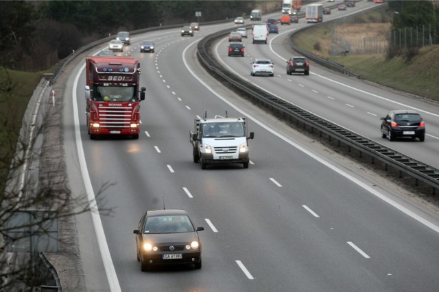 Wielu Polaków zastanawia się, ile naprawdę zarabiają kierowcy Ubera i Bolta. 

Niektórzy z nich bez ściemy podzielili się z nami informacjami. Zobacz więcej w dalszej części galerii.