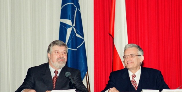 K. Barczyk i J. Buzek podczas konferencji „Polska w NATO”, Kancelaria Premiera, 1999