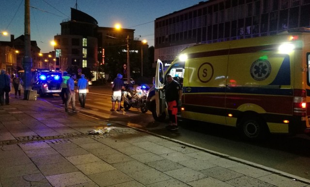 W środę, 14 września, na przejściu dla pieszych na ul. Sikorskiego w Gorzowie (koło apteki Strywald) auto osobowe potrąciło kobietę. Informację i zdjęcia otrzymaliśmy od Czytelnika.
-&nbsp;Kobieta została potrącona na przejściu, gdy już praktycznie schodziła z jezdni - informuje dyżurny gorzowskiej policji. Według wstępnych ustaleń, nie odniosła poważniejszych obrażeń, a całe zdarzenie najprawdopodobniej zostanie zakwalifikowane jako kolizja. Kierowca auta był trzeźwy.

Zobacz też:  Potrącenie 16-latki na pasach w Gorzowie