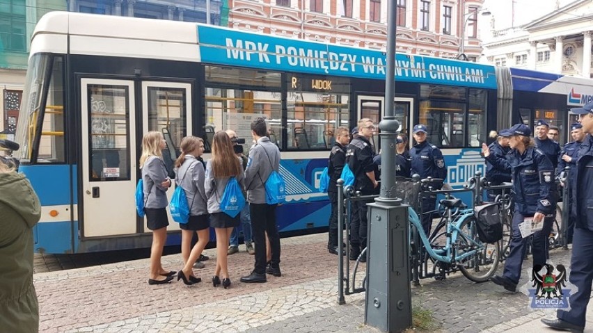 Wałbrzyscy policjanci i uczniowie klas policyjnych wzięli udział w akcji na ulicach Wrocławia