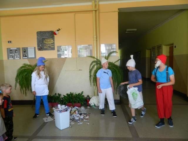 Uczniowie szkoły w Siedlcu Dużym sprzątali teren szkoły i okolice