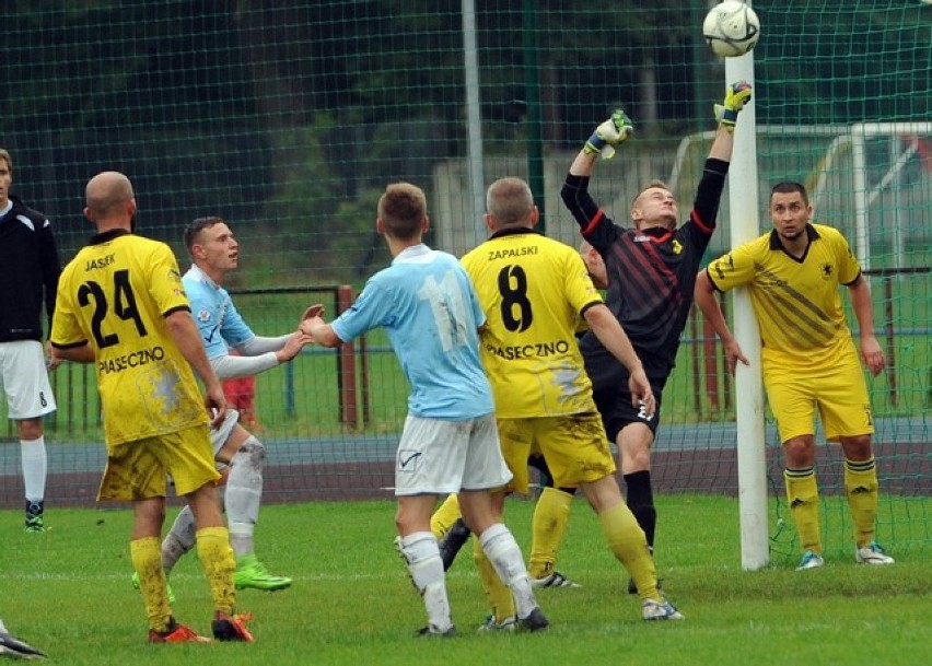 Gryf Piaseczno przegrał 1:3 na własnym boisku z GLKS Dobrcz [zdjęcia]