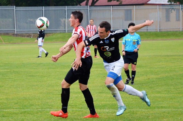 Kamil Pestka (z lewej, Cracovia II) w pojedynku z Bartoszem Praciakiem z Unii Oświęcim.