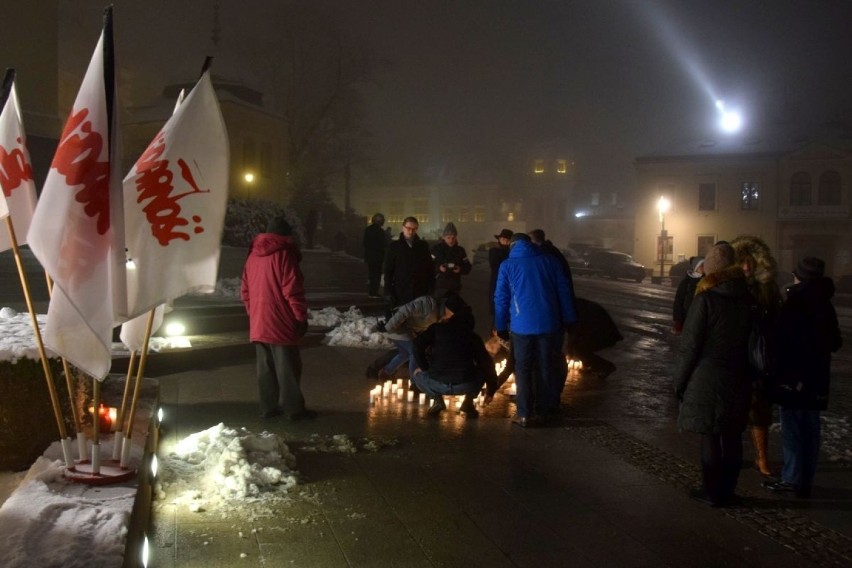 Ukłądanie napisu przed katedrą