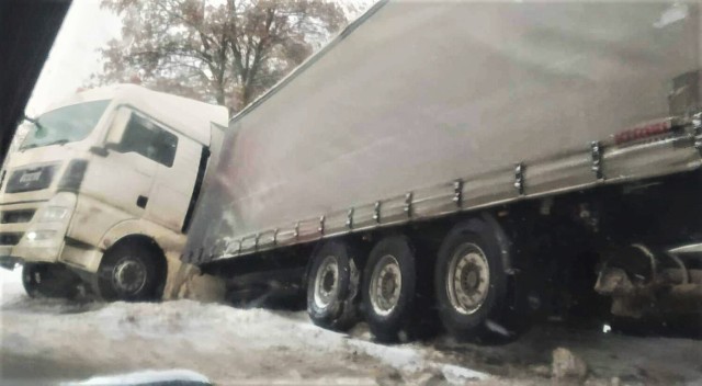 Na granicy Krzykawki i Krze, w ciągu DK 94, samochód ciężarowy wpadł do rowu