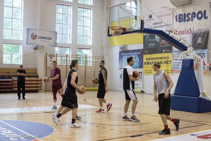 Koszykarze, trenerzy i kibice Spójni Stargard w hali MOSiR w...