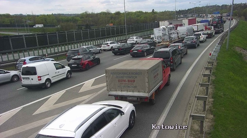 Wypadek na A4 w Krakowie, jedna osoba zginęła. Korek...