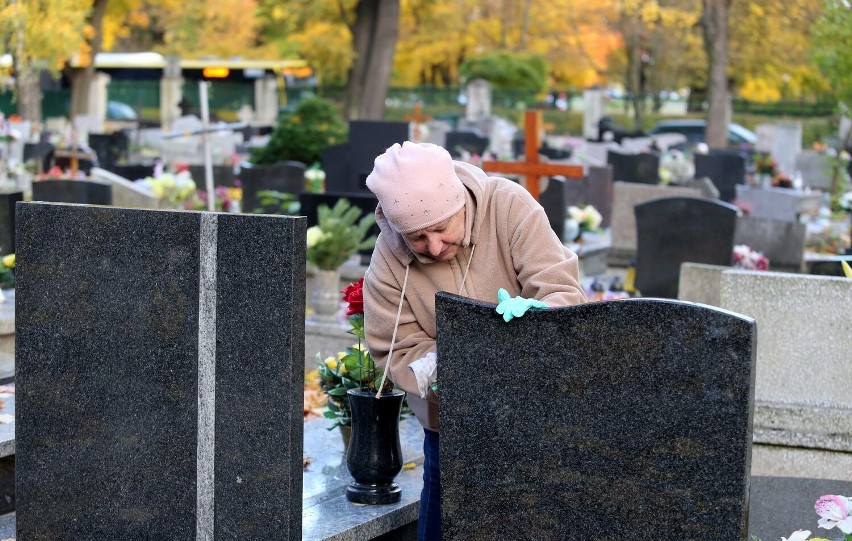 Wszystkich Świętych w Katowicach. Na cmentarzach ruszyły wielkie porządki - zobacz ZDJĘCIA