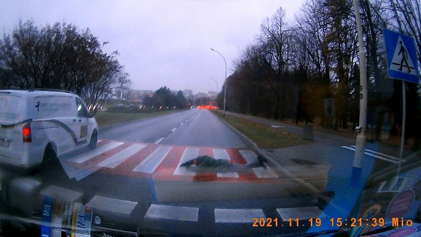 Mężczyzna udawał, że płynie po przejściu dla pieszych w Rzeszowie. Policja się pojawiła, ale zaraz odjechała. Co dalej? [ZDJĘCIA, WIDEO]