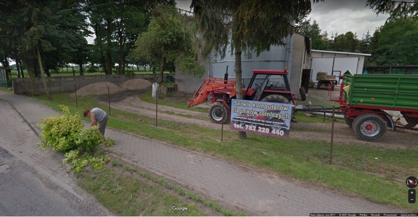 Przyłapani przez Google Street View podczas prac w okolicy Wągrowca. Pielili ogród, pracowali w polu a oni zrobili im zdjęcia