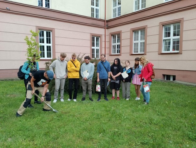 Na zakończenie projektu uczniom słowackim wręczono pamiątkowe dyplomy i zasadzono drzewo, mające przypominać o tym wydarzeniu.