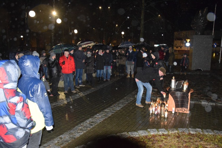 Miastczanie w ciszy pożegnali tragicznie zmarłego prezydenta Gdańska Pawła Adamowicza (FOTO, WIDEO)