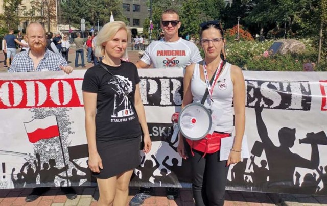 Protest przeciwko pandemii z udziałem mieszkańców Radomska. Jedną z organizatorek Anna Dziadkiewicz