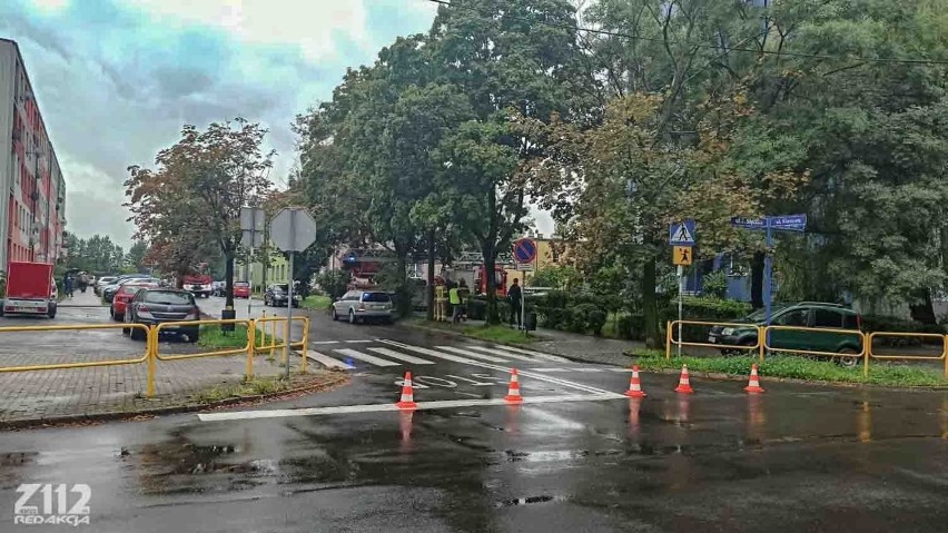 Dramat w centrum Zabrza: Mężczyzna wyszedł za barierki balkonu wieżowca. Ulica była zamknięta - AKTUALIZACJA