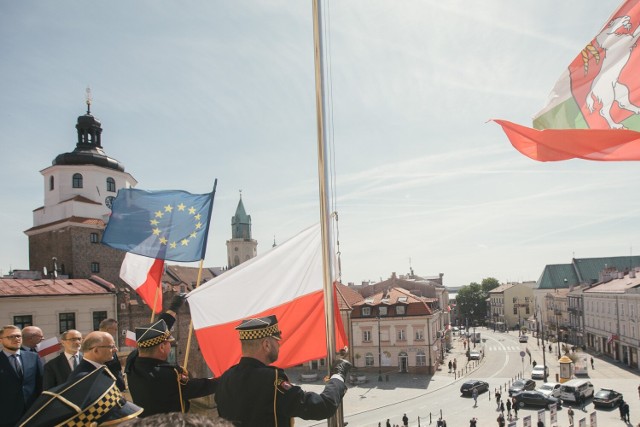 Podniesie polskiej flagi na balkonie lubelskiego ratusza