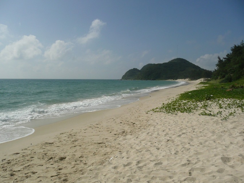 Plaża na wyspie Quan Lan w zatoce Bai Tu Long.