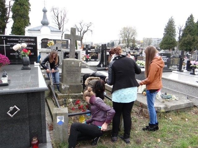 Uczniowie ZSE w Radomsku sprzątali groby na Starym Cmentarzu