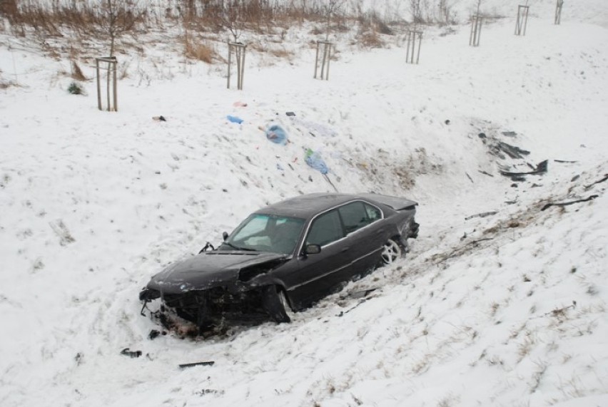 Pruszcz Gdański: Dachowanie BMW. Samochód wpadł do 3,5-metrowego rowu [ZDJĘCIA]