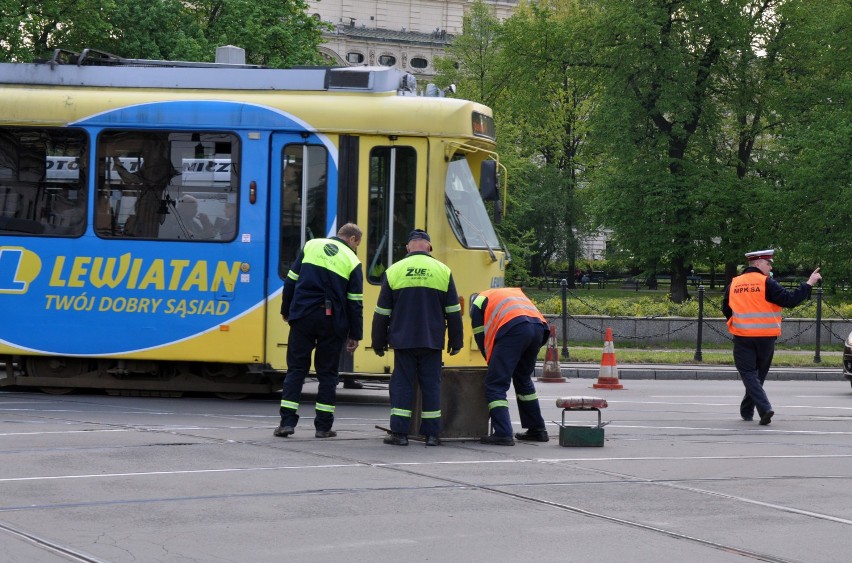 Kraków: wykolejenie tramwaju w centrum miasta [ZDJĘCIA, WIDEO]