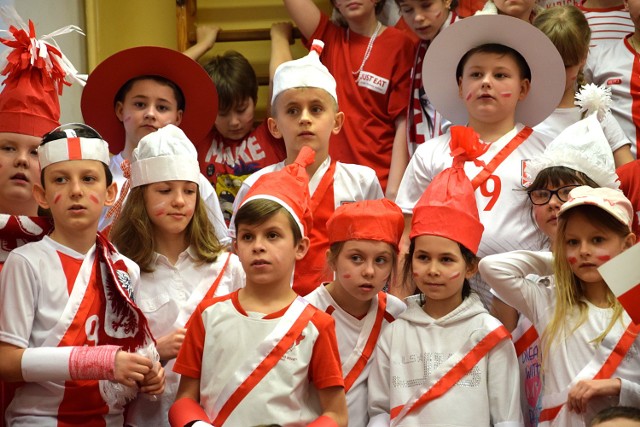 Na dwa dni przed meczem Polski z Czarnogórą w szkole zorganizowano "Dzień z reprezentacją Polski". To pomysł Bogdana Zająca, II trenera reprezentacji Polski w piłce nożnej i absolwenta tej szkoły. W mieście trwa także charytatywna akcja „Kilometry dobra”, w którą zaangażowało się Stowarzyszenie na Rzecz Integracji i Edukacji „Razem Łatwiej” działające przy szkole. Ambasadorem tej akcji jest asystent Adama Nawałki.

Śledź na bieżąco, co dzieje się w mieście, polub nas na Facebooku