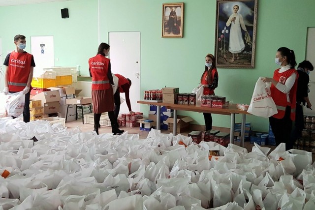 Paczki z żywnością od Caritas trafią do 1000 mieszkańców Rzeszowa i Jasła.