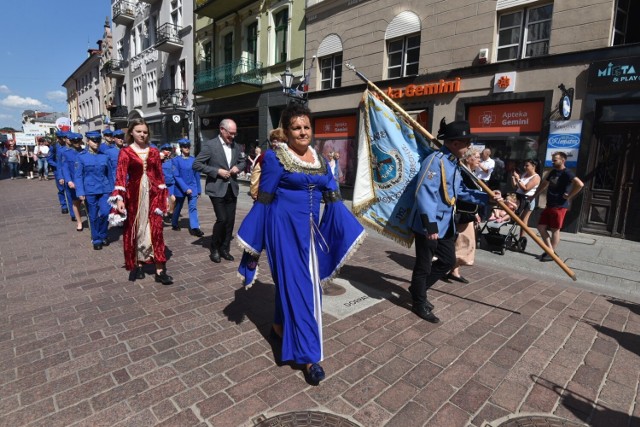 W niedzielę, 25 czerwca, ulicami Torunia przeszła kolorowa parada na zakończenie Zjazdu Nowej Hanzy. Następnie flaga hanzeatycka oficjalnie została przekazana miastu Gdańsk.