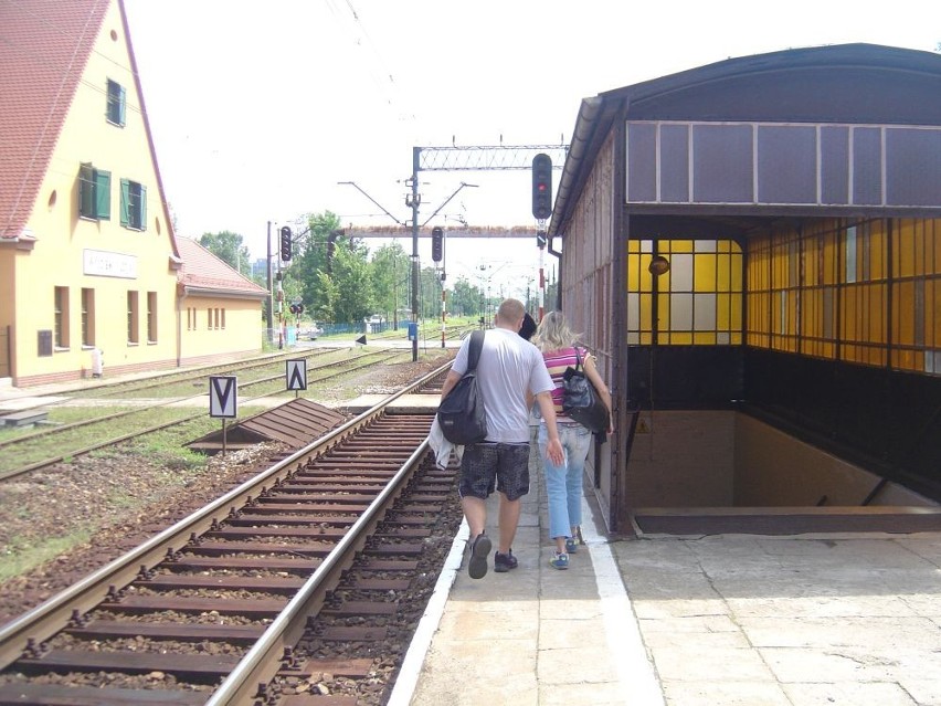 Wrocław: Na stacji Kuźniki podróżni chodzą przez tory, bo tunel jest wciąż zalany